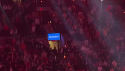 小吧现场直击>利拉德今天开场前为纪念马丁·路德·金致辞