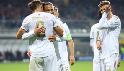 开云官网-拜仁轻松取胜锁定出线 糟心的下半场却又暴露隐忧