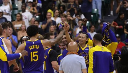 开云APP-压哨绝杀！勇士新援抢戏：三分7中5，库里开心庆祝