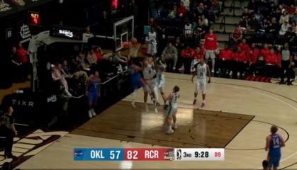 开云-小杨血帽昔日的16号秀！杨瀚森血帽扎伊尔·史密斯的扣篮！