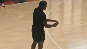 开云下载-网友偶遇莱昂纳德：我也是好上了 看到小卡在广州秘密训练！