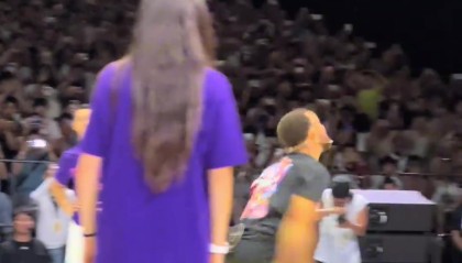 ✈️金州拉文起飞！库里中国行献单臂左手劈扣！