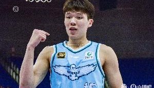 开云-弹无虚发！杨瀚森半场4中4拿到9分4板 三分1中1